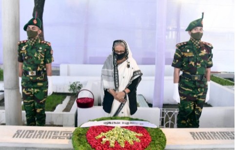 ১৫ আগস্ট নিহত স্বজনদের কবরে প্রধানমন্ত্রীর শ্রদ্ধা