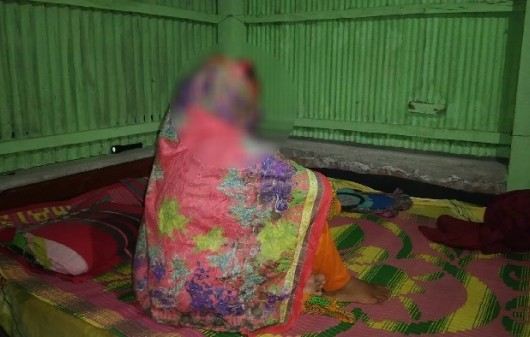 বিয়ের দাবিতে ভাতিজার বাড়িতে অনশনে চাচি!