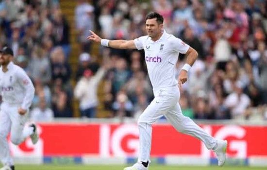 রেকর্ড ভেঙে অ্যান্ডারসনের ইতিহাস