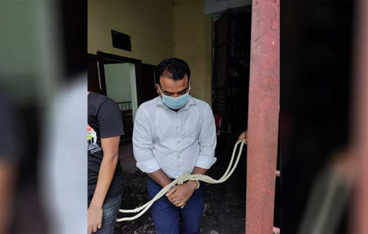 অশ্লীল ছবি ধারণ : গৃহবধূকে দৈহিক সম্পর্কে বাধ্য করতেন ব্যাংক কর্মকর্তা