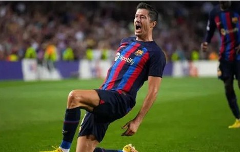 লেভানদোভস্কির হ্যাটট্রিকের ইতিহাস, বার্সার সহজ জয়