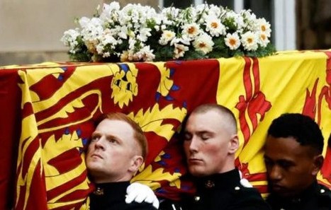 কফিনবন্দী রানির চিরবিদায়ের যাত্রা শুরু