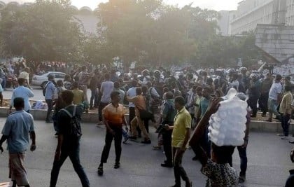 চাকরির বয়সসীমা ৩৫ করার দাবি, শাহবাগে অবরোধকারীদের লাঠিপেটা