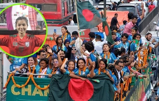 ছাদখোলা বাস থেকে যে কারণে হাসপাতালে নারী ফুটবলার