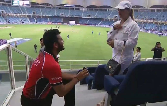 এশিয়া কাপের মঞ্চে প্রেমিকাকে ক্রিকেটারের বিয়ের প্রস্তাব!