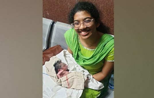 চলন্ত ট্রেনে অন্তঃসত্ত্বার সন্তান প্রসব করালেন মেডিকেল ছাত্রী