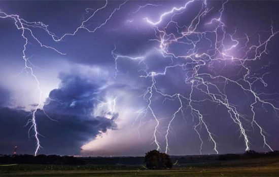 সাত জেলায় বজ্রপাতে প্রাণ গেল ১২ জনের