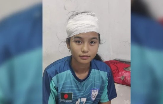 মাথায় ব্যান্ডেজ নিয়ে বাফুফে ভবনে ঋতুপর্ণা