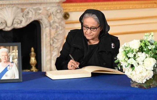 রানি দ্বিতীয় এলিজাবেথের মরদেহে প্রধানমন্ত্রীর শ্রদ্ধা