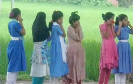 শিক্ষার্থীদের কান ধরে দাঁড় করে রাখার অভিযোগ শিক্ষিকার বিরুদ্ধে