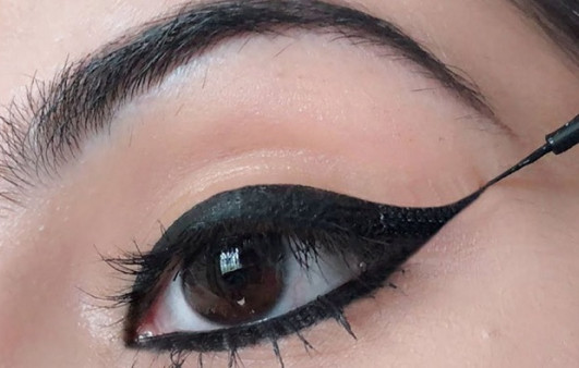 গরমে চোখের কাজল লেপ্টে যায়, জেনে নিন করণীয়