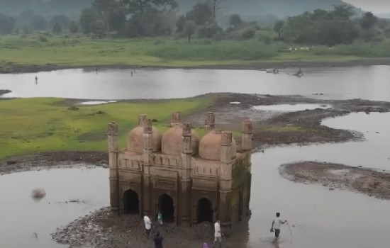 পানির নিচ থেকে জেগে উঠল ১২০ বছর পুরানো অক্ষত মসজিদ