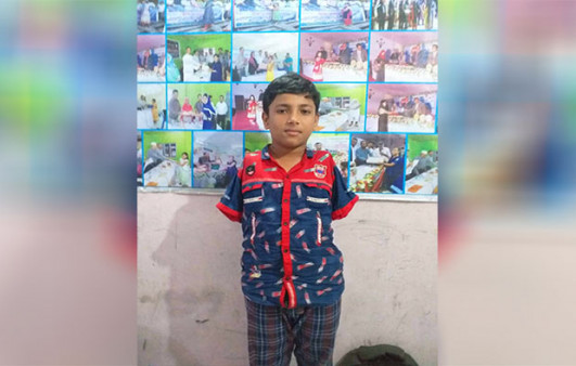 দুই হাত নেই, পা দিয়ে ছবি এঁকে প্রথম মোনায়েম