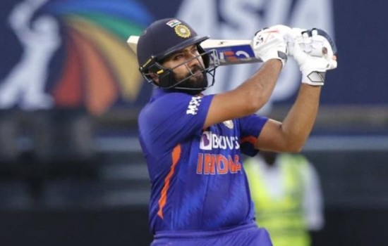 রোহিত শর্মার ব্যাটে চ্যালেঞ্জিং স্কোর ভারতের