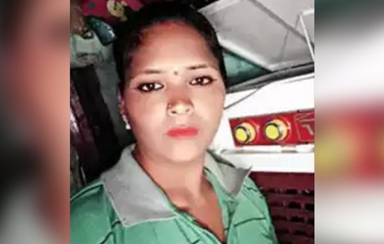 পানির স্রোতে ঝাঁপ দিয়ে দুই ব্যক্তিকে বাঁচালেন নারী