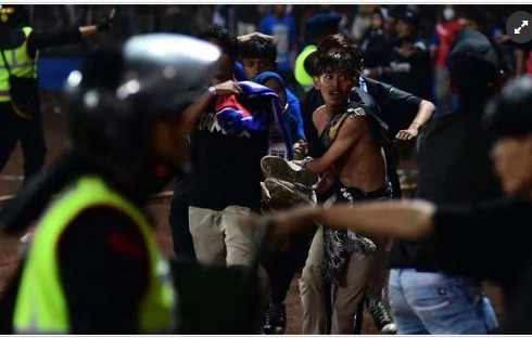 ইন্দোনেশিয়ায় ফুটবল মাঠ রণক্ষেত্র, নিহত ১২৯