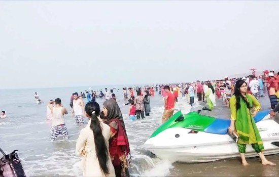 বাড়ছে কুয়াকাটায় পর্যটকের ঢল