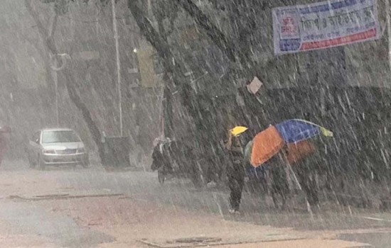 ঘূর্ণিঝড় সিত্রাং: রাজধানীতে বৃষ্টিতে জীবনযাত্রা ব্যাহত