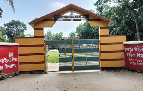 ফিল্মি কায়দায় প্রশ্ন চুরি ছাত্রীর!