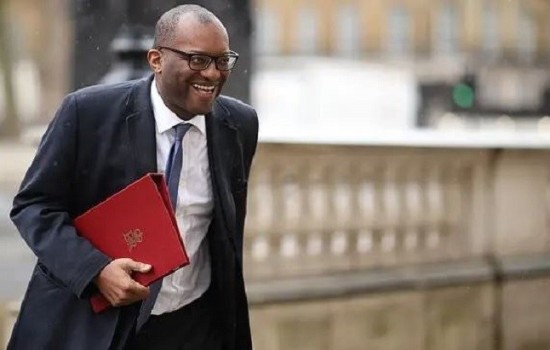 বরখাস্ত হলেন যুক্তরাজ্যের অর্থমন্ত্রী কোয়াসি কোয়ার্টেং