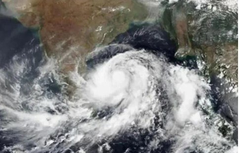 মঙ্গলবার ভোরে আঘাত হানবে ‘সিত্রাং’