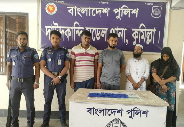 দাউদকান্দিতে ৬ হাজার পিচ ইয়াবাসহ গ্রেফতার ৪