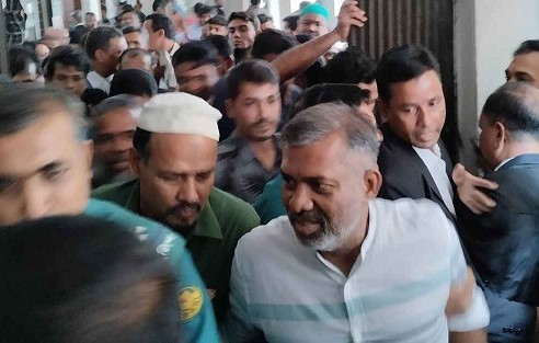 বিচারপতির ওপর হামলা : বিএনপি নেতা হারুনসহ ৩ জন রিমান্ডে