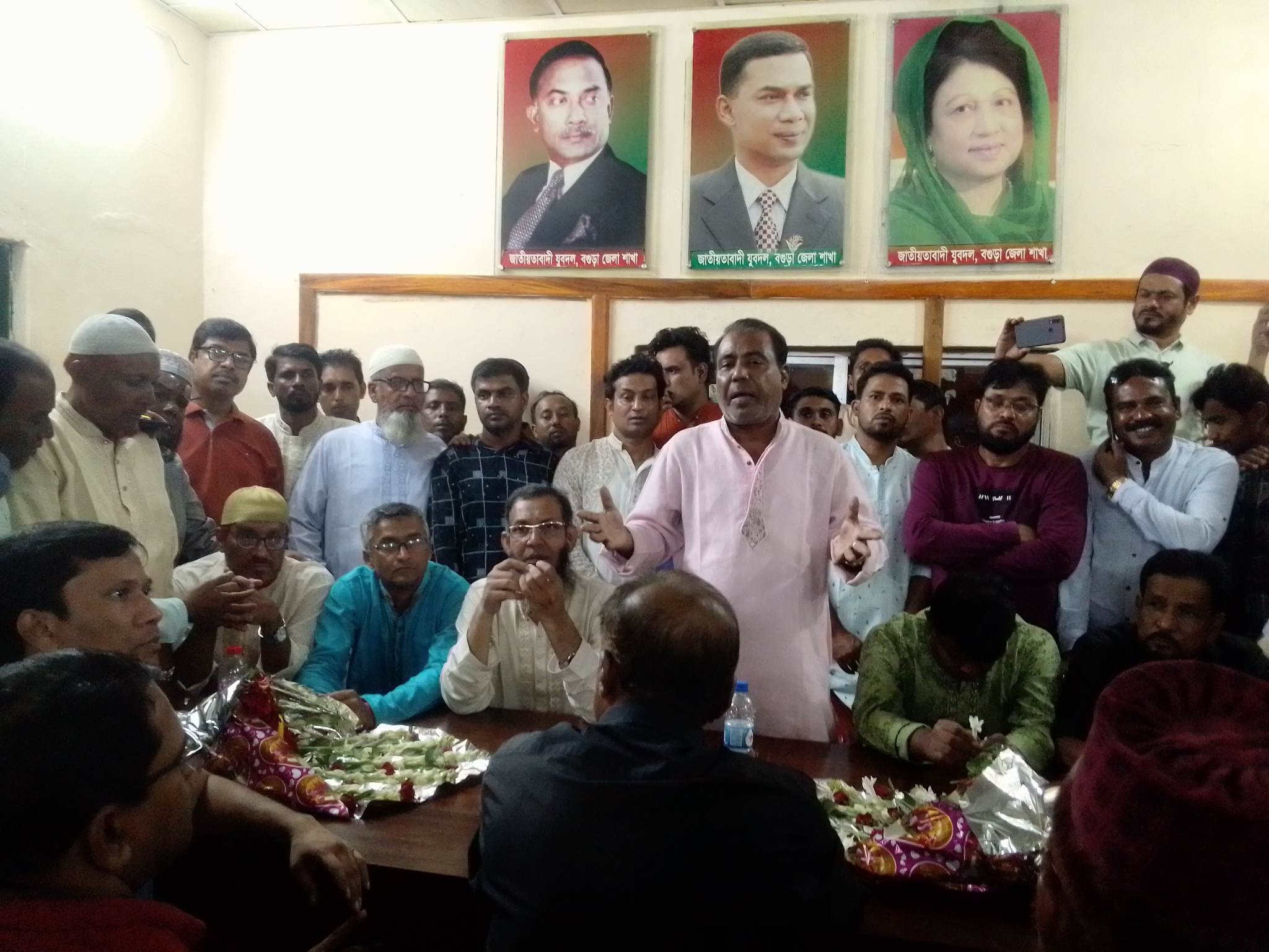 বগুড়া জেলা বিএনপির নব-নির্বাচিত কমিটিকে ফুল দিয়ে বরণ করেন শেরপুর উপজেলা বিএনপির কমিটি