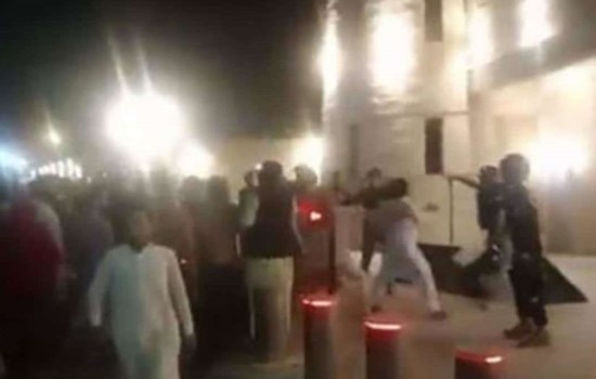 পাকিস্তানজুড়ে চলছে সহিংস বিক্ষোভ