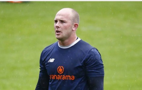 দর্শকের আচরণে ক্ষুব্ধ গোলকিপার ছুঁড়ে মারলেন বোতল, অতঃপর লাল কার্ড