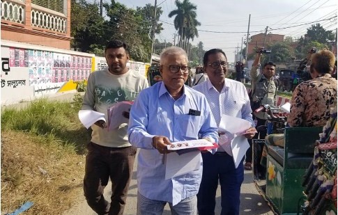 রাজশাহীর গণসমাবেশ সফল করার লক্ষে নাটোরে লিফলেট বিতরণ