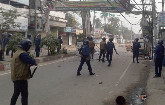 বিএনপি নেতাকর্মীদের সঙ্গে পুলিশের সংঘর্ষ, আহত ৫০
