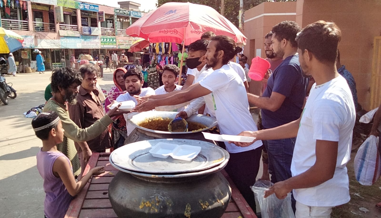 দাউদকান্দিতে একতাই বল সমর স্বেচ্ছাসেবী সংগঠনের খাবার পেল পাঁচ শতাধিক গরীব অসহায় মানুষ