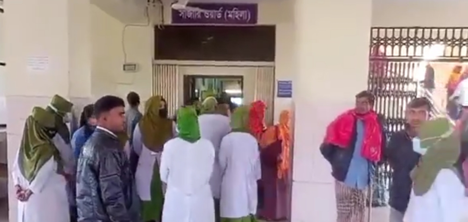 বাসের চাপায় ঝরলো বাবা-মা-মেয়ের প্রাণ