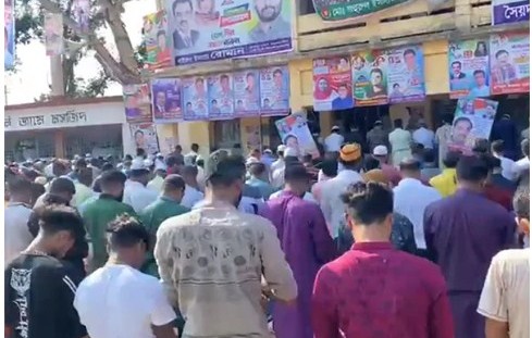 গণসমাবেশের মাঠে বিএনপি নেতাকর্মীদের নামাজ আদায়