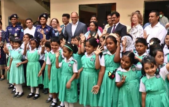 বাংলাদেশের একটি শিশুও টিকা নিতে ভয় পায় না: মার্কিন রাষ্ট্রদূত