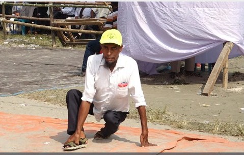 হামাগুড়ি দিয়ে বিএনপির গণসমাবেশে হাজির মজিবর