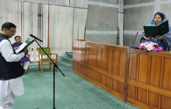 শপথ নিলেন সাজেদা পুত্র লাবু চৌধুরী