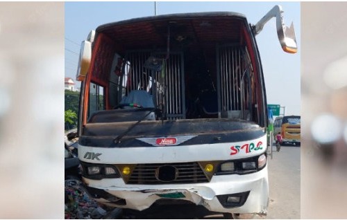 ফরিদপুরে বাস নিয়ন্ত্রণ হারিয়ে গাছের সাথে ধাক্কা, নিহত ৪
