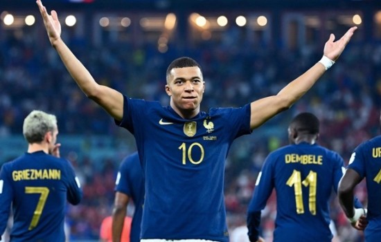 এমবাপের জোড়া গোলে সবার আগে নকআউটে ফ্রান্স