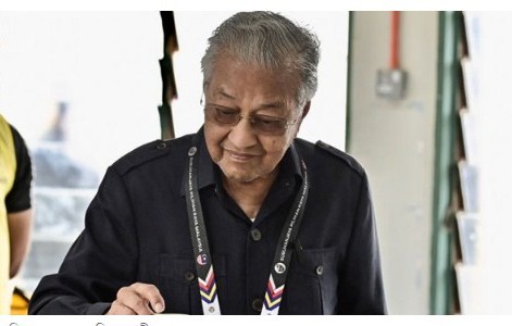 প্রথমবারের মতো নির্বাচনে হেরে গেলেন মাহাথির মোহাম্মদ