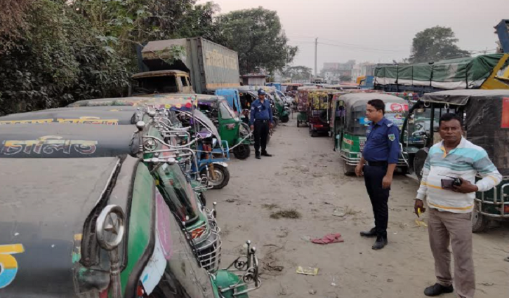 দাউদকান্দি হাইওয়ে পুলিশের অভিযানে ৫০ সিএনজি-অটোরিকশা আটক