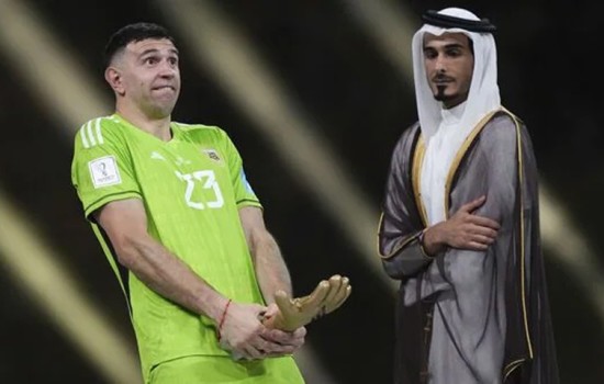 গোল্ডেন গ্লাভস নিয়ে অশ্লীল ভঙ্গি, বিতর্কে মার্টিনেজ