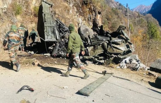 ভারতে ট্রাক খাদে পড়ে ১৬ সেনা নিহত