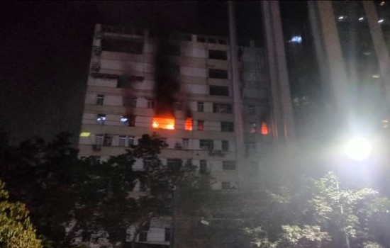 নিকুঞ্জের একটি বহুতল ভবনে আগুন, নিয়ন্ত্রণে ৯ ইউনিট