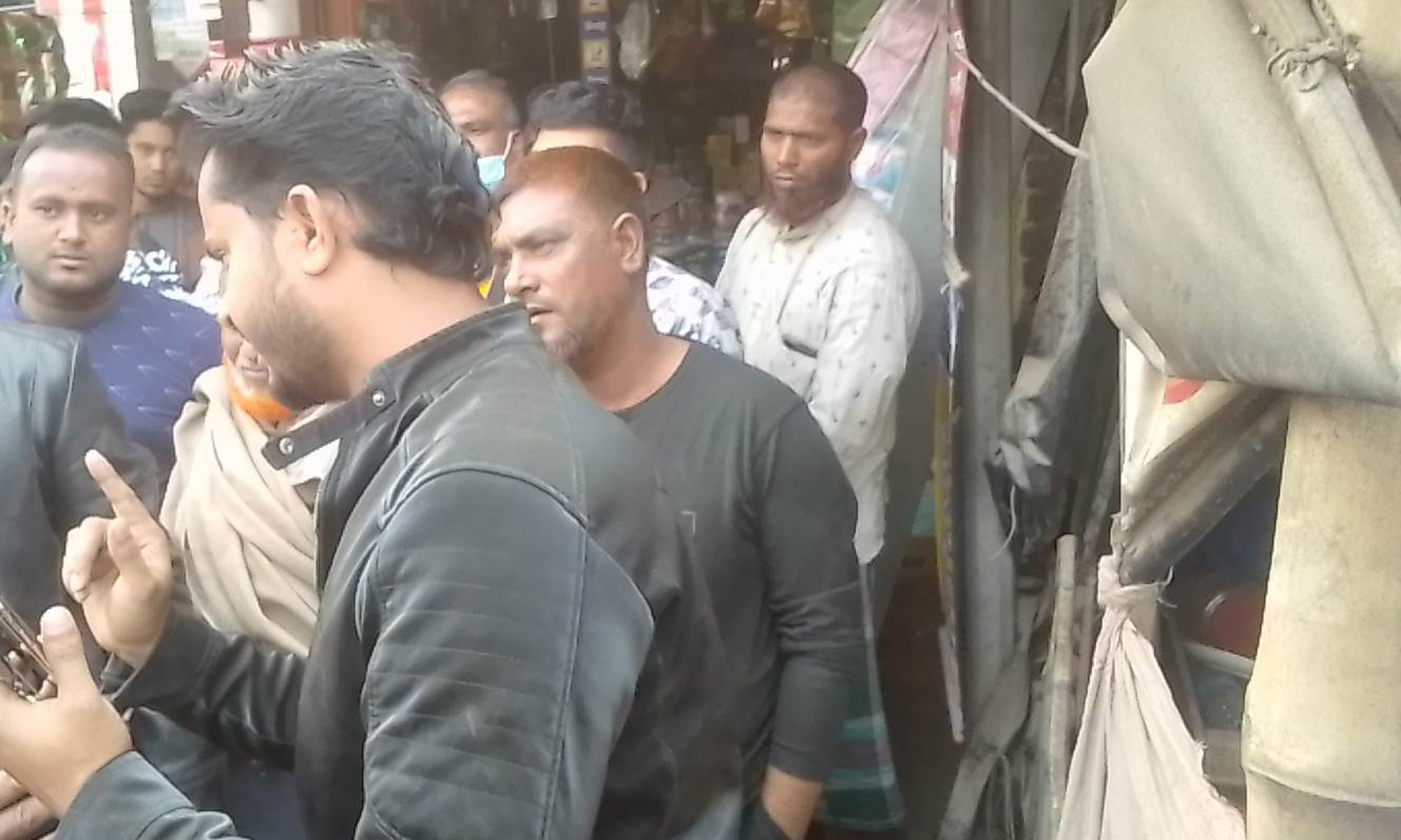 শ্যামলী পরিবহনের বাসকে ২০ কিঃমিঃ রাস্তা ধাওয়া করে আটকিয়ে দিল যুবক