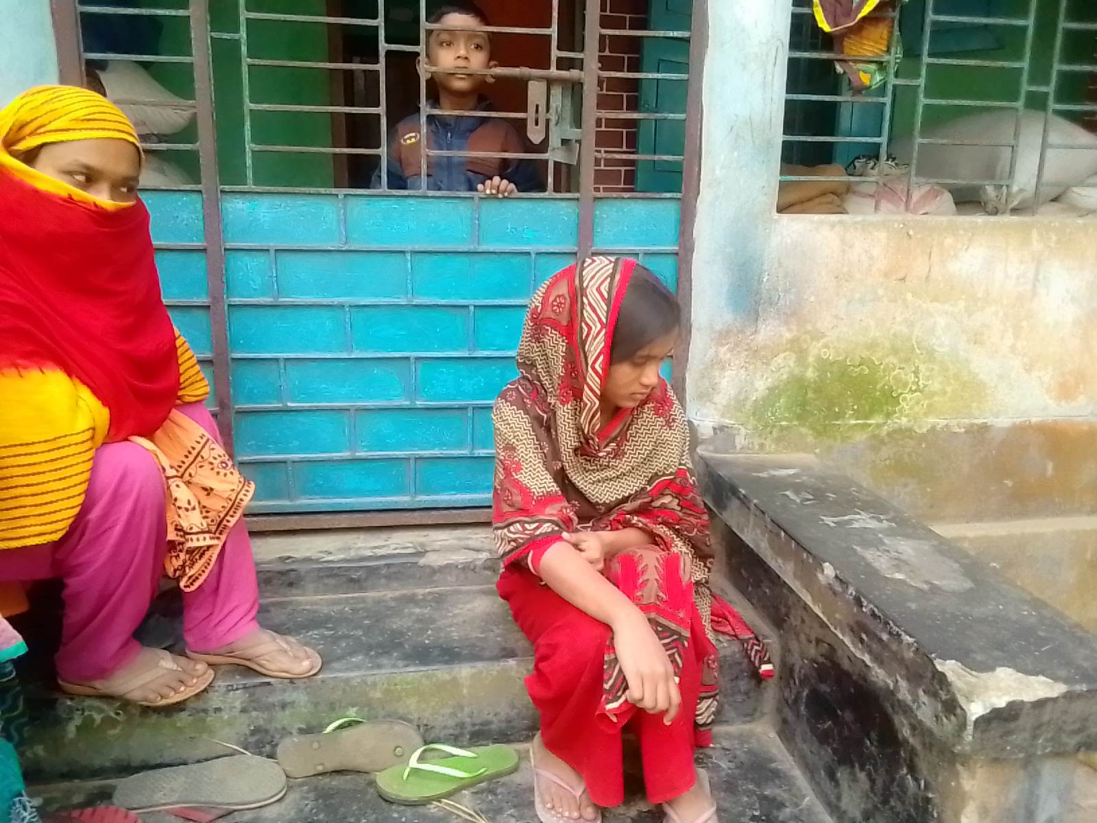 ছোনকার চন্ডিপুরে স্ত্রী হিসেবে স্বামীর বাড়ীতে ওঠার দাবীতে অনশনে সুমাইয়া