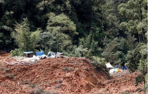 মালয়েশিয়ায় ভূমিধসে নিহত বেড়ে ২১