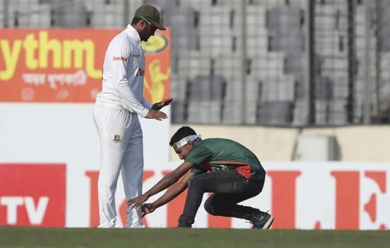 মাঠে ঢুকে সাকিবের পা ছুঁয়ে সালাম করা ভক্তের জামিন