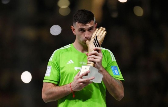 গোল্ডেন গ্লাভস জিতলেন এমিলিয়ানো মার্টিনেজ